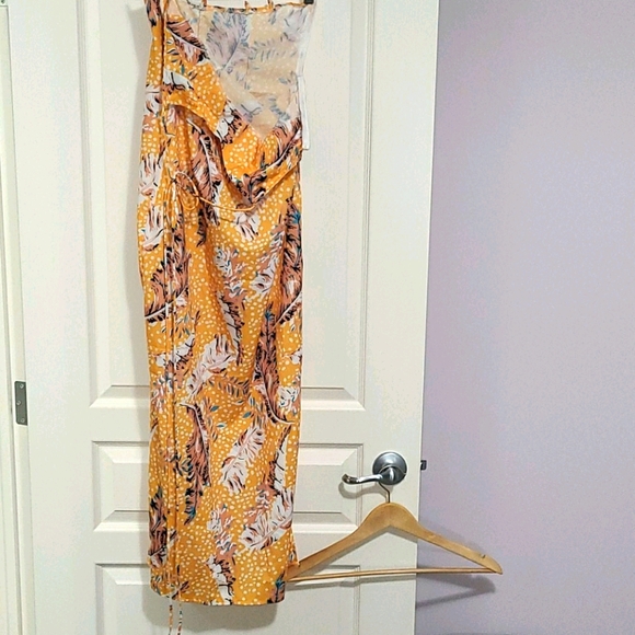 A sleek summer dress - Picture 1 of 3